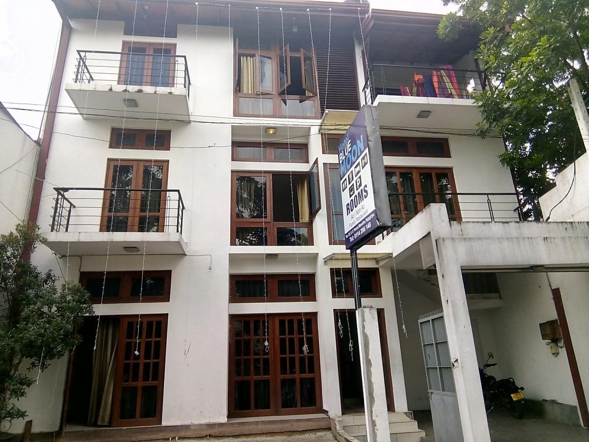 Blue Moon Inn *